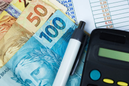 dinheiro notas de 50 e 100 reais simulando quanto é 30% do salário mínimo