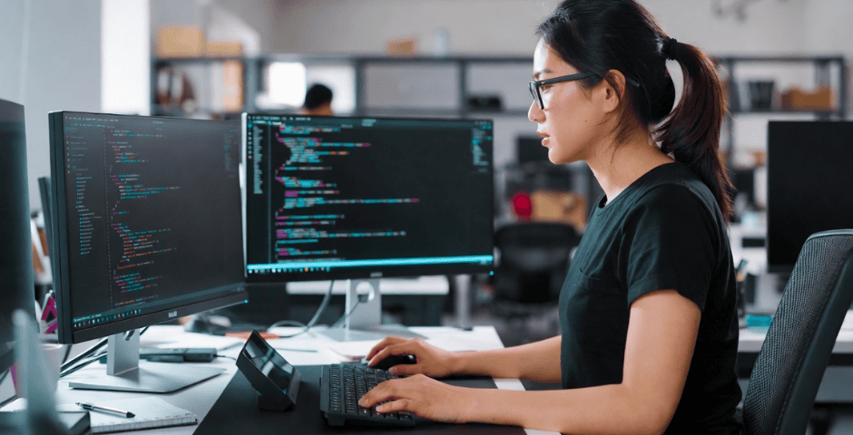 uma mulher engenheira de software trabalhando em seu computador