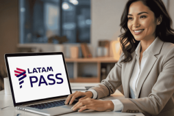 mulher usando o computador para vender milhas latam