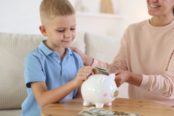 A mãe pode usar o dinheiro da pensão como quiser? Saiba seus direitos