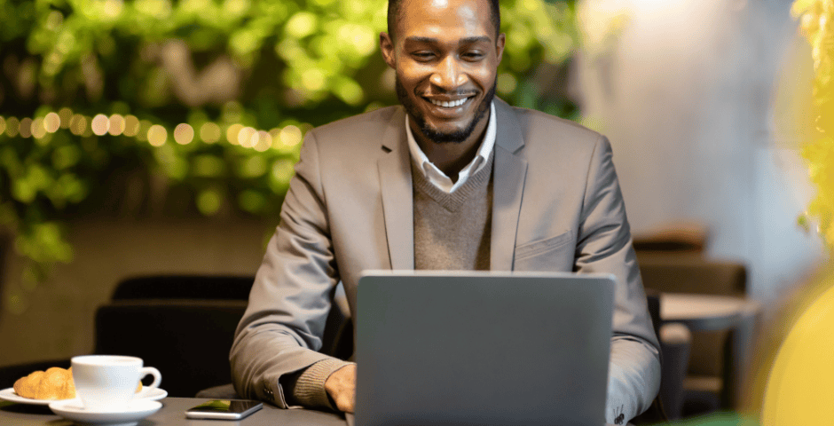 homem usando computador para pedir um empréstimo online