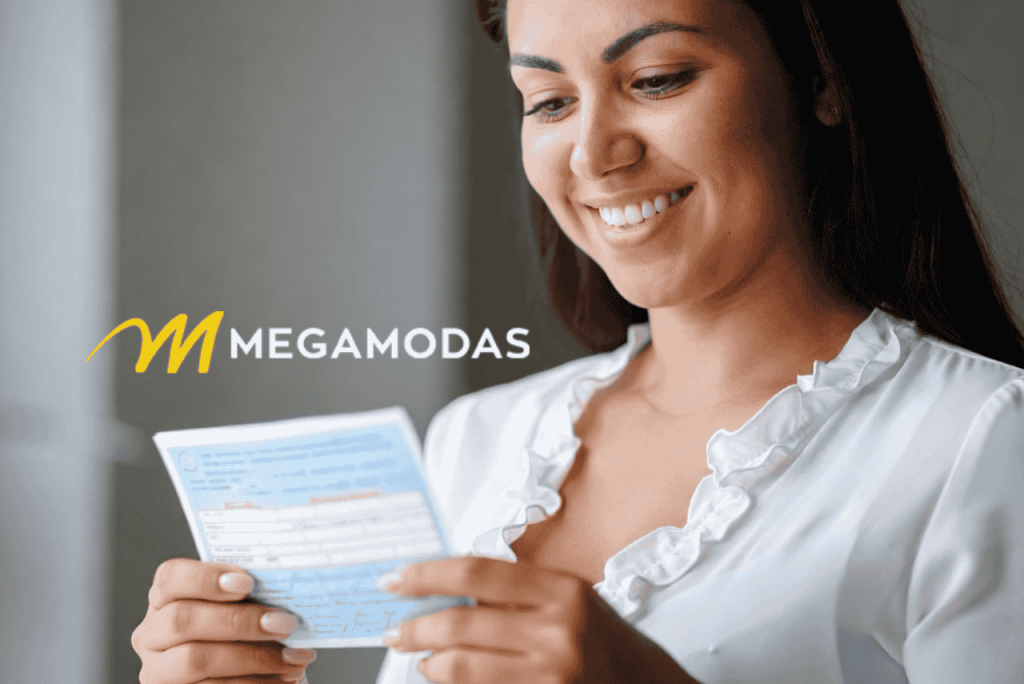 mulher segurando a mega modas fatura