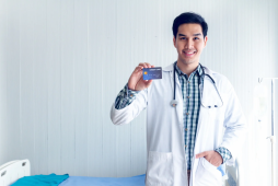 Melhor bandeira de cartão para emergências médicas