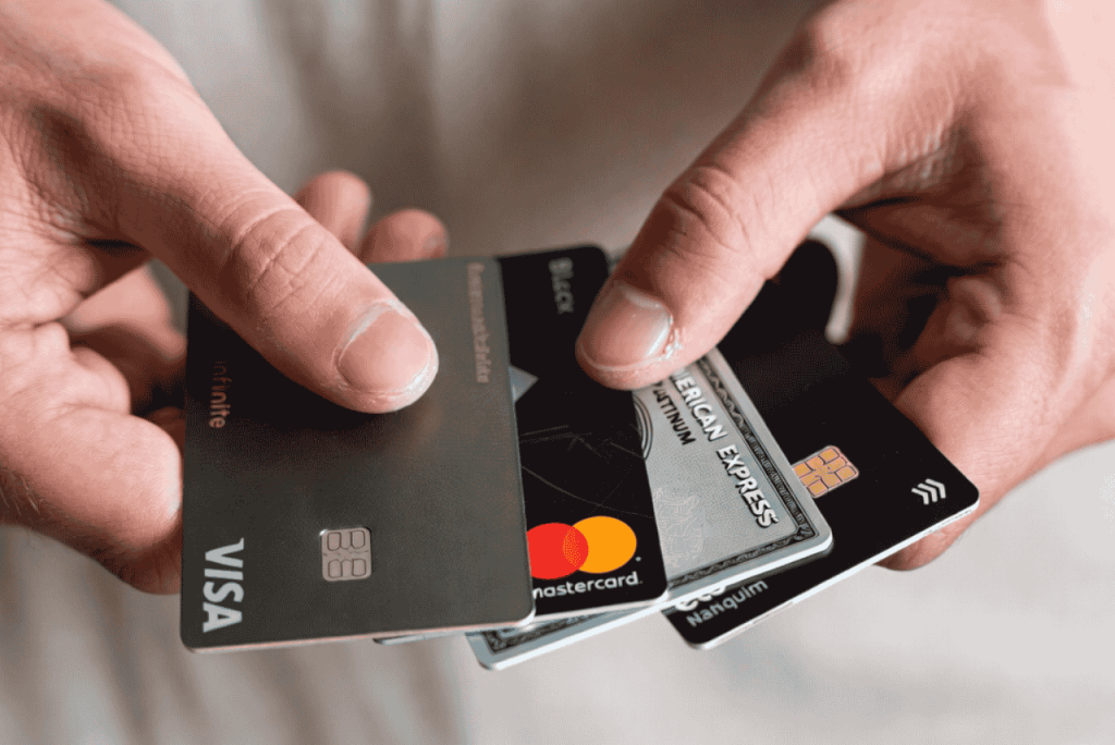 uma pessoa segurando vários cartões de crédito representando a melhor bandeira de cartão premium
