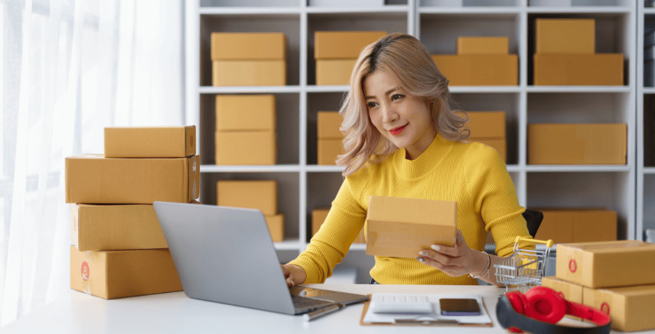 mulher revendendo calçados e acessórios online