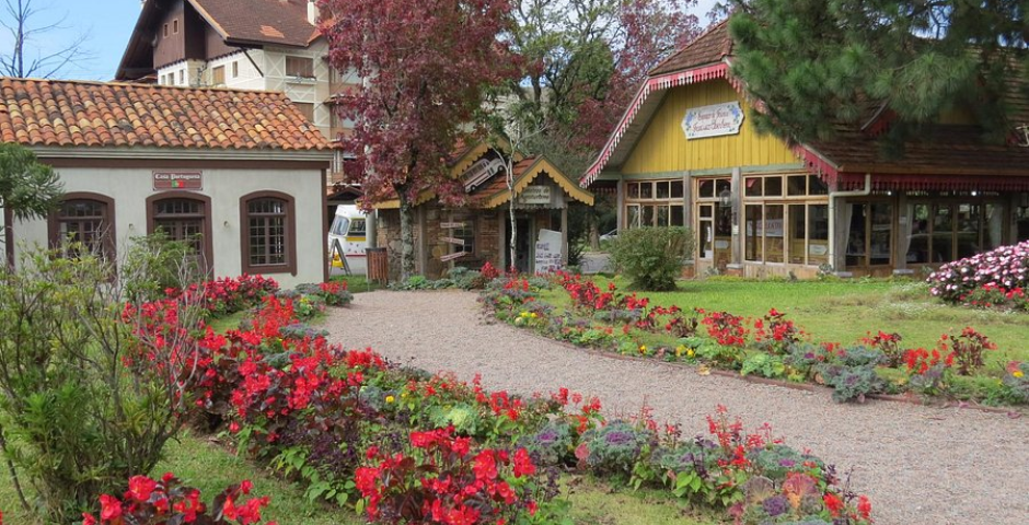 Praça das etnias e os fornos comunitários