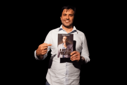 Marçal segurando um livro para representar Qual a fortuna de Pablo Marçal