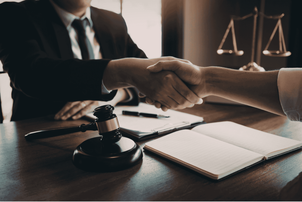 duas pessoas se cumprimentando em um ambiente jurídico ilustrando cartão de crédito apoio jurídico no exterior