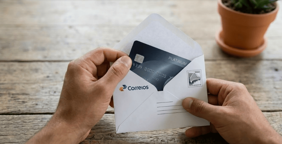 pessoa recebendo um cartão de crédito fácil de ser aprovado