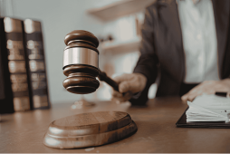 uma pessoa batendo um martelo para representar Quanto ganha um juiz