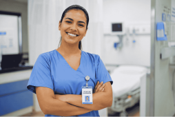 uma mulher técnica em enfermagem sorrindo ilustrando Quanto ganha um técnico em enfermagem