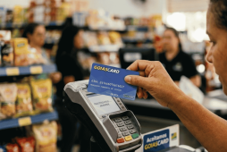 uma mulher pagando compras com o goiascard