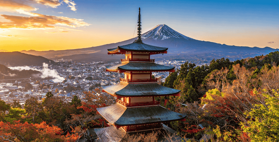 paisagem no Japão com uma torre e montanha ao fundo