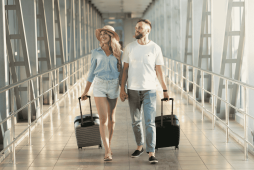 casal embarcando em um voo para representar os destinos baratos para o Dia dos Namorados