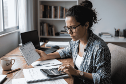 uma mulher segurando um calendário e calculando 96 horas são quantos dias