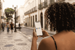 uma mulher na rua usando o Aplicativo Meu gov.br no celular