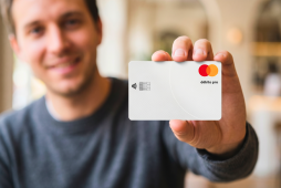 Homem segurando um cartão Débito Pró Mastercard