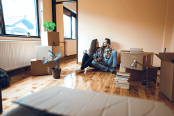 casal feliz fazendo mudança após Economizar para comprar um apartamento