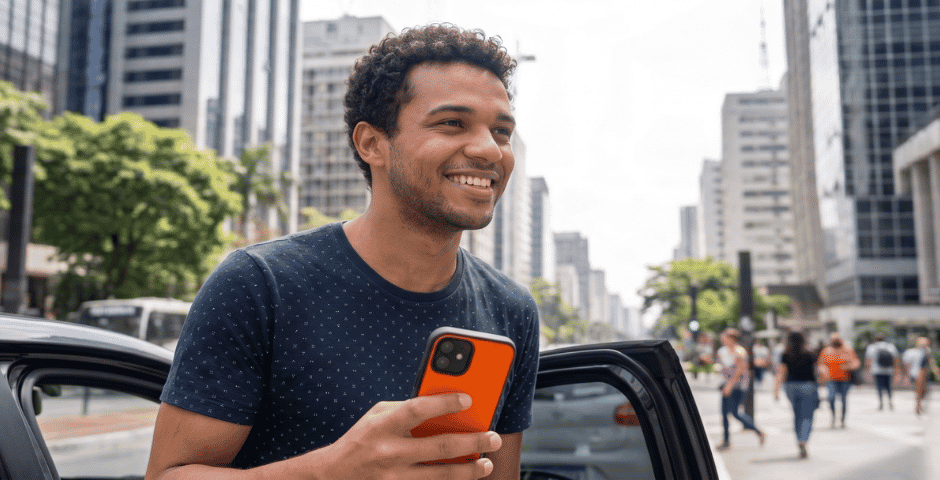 um rapaz saindo de um carro depois de aproveitar os benefícios do minhas vantagens itaú