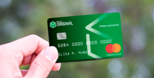 Uma mão segurando o cartão de crédito Original Mastercard